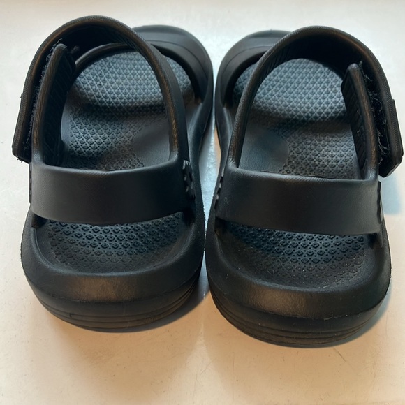 Essentials by Muk Luks black rubber sandals Velcro size 7-8 women’s - Picture 3 of 8